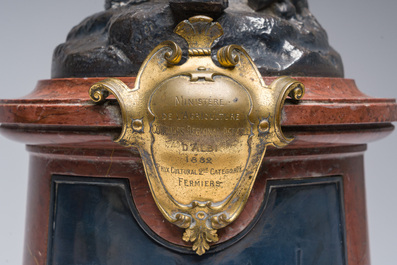 &Eacute;cole fran&ccedil;aise: Le r&eacute;mouleur, bronze argent&eacute; sur un imposant socle en marbre rouge, 19&egrave;me si&egrave;cle