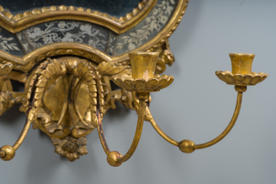 Paire d'impressionnants miroirs v&eacute;nitiens en bois dor&eacute; surmont&eacute;s d'un mascaron et &agrave; trois lumi&egrave;res, Italie, 18&egrave;me si&egrave;cle