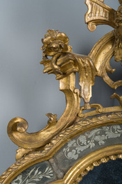 Paire d'impressionnants miroirs v&eacute;nitiens en bois dor&eacute; surmont&eacute;s d'un mascaron et &agrave; trois lumi&egrave;res, Italie, 18&egrave;me si&egrave;cle