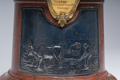 &Eacute;cole fran&ccedil;aise: Le r&eacute;mouleur, bronze argent&eacute; sur un imposant socle en marbre rouge, 19&egrave;me si&egrave;cle