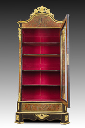 Een Franse Napoleon III-stijl ge&euml;boniseerd houten &eacute;&eacute;ndeursvitrine met verguld bronzen monturen en inlegwerk in koper en schildpad, 19de/20ste eeuw