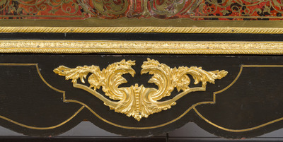 Een Franse Napoleon III-stijl ge&euml;boniseerd houten &eacute;&eacute;ndeursvitrine met verguld bronzen monturen en inlegwerk in koper en schildpad, 19de/20ste eeuw