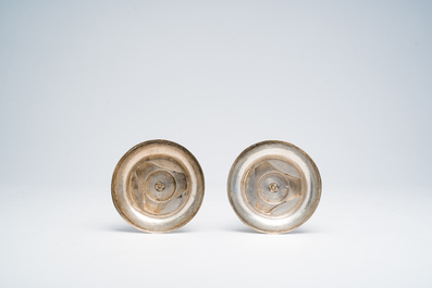 Paire de vases solifleurs en argent &agrave; d&eacute;cor en relief transform&eacute;s en bougeoirs, Allemagne, premi&egrave;re moiti&eacute; 19&egrave;me si&egrave;cle