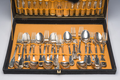 M&eacute;nag&egrave;re de 50 pi&egrave;ces en m&eacute;tal argent&eacute; dans la cassette d'origine, poin&ccedil;on de ma&icirc;tre A.P., 20&egrave;me si&egrave;cle