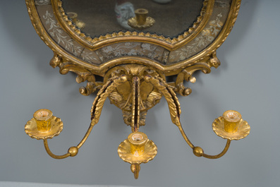 Paire d'impressionnants miroirs v&eacute;nitiens en bois dor&eacute; surmont&eacute;s d'un mascaron et &agrave; trois lumi&egrave;res, Italie, 18&egrave;me si&egrave;cle