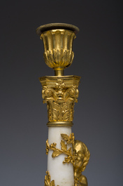 Paire de bougeoirs en bronze dor&eacute; et marbre blanc &agrave; d&eacute;cor de bacchantes, France, d&eacute;but du 19&egrave;me si&egrave;cle