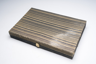 M&eacute;nag&egrave;re de 50 pi&egrave;ces en m&eacute;tal argent&eacute; dans la cassette d'origine, poin&ccedil;on de ma&icirc;tre A.P., 20&egrave;me si&egrave;cle