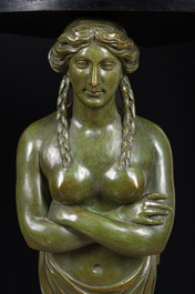 Paire de consoles d'angle &agrave; cariatides avec dessus en marbre et montures en bronze dor&eacute;, France, 19&egrave;me/20&egrave;me si&egrave;cle