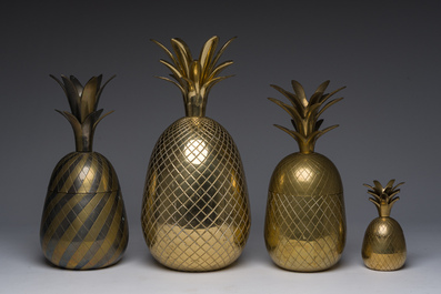 Lampe de table Hollywood Regency de type 'Pharaon' en cuivre dor&eacute;, Deknudt, Courtrai, et quatre ananas de style Hollywood Regency, 20&egrave;me si&egrave;cle