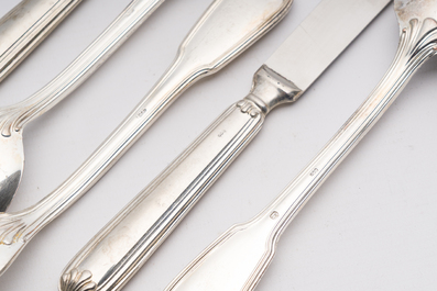 M&eacute;nag&egrave;re de 50 pi&egrave;ces en m&eacute;tal argent&eacute; dans la cassette d'origine, poin&ccedil;on de ma&icirc;tre A.P., 20&egrave;me si&egrave;cle