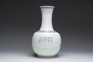 Vase de forme bouteille en porcelaine de Chine famille rose &agrave; d&eacute;cor de dames sur une terrasse, marque de Qianlong, R&eacute;publique, 20&egrave;me si&egrave;cle