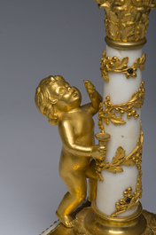 Paire de bougeoirs en bronze dor&eacute; et marbre blanc &agrave; d&eacute;cor de bacchantes, France, d&eacute;but du 19&egrave;me si&egrave;cle