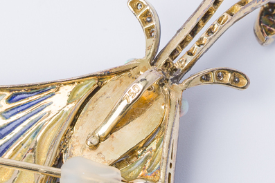 Ravissante broche en forme de papillon femelle en or 18 carats et finie avec des diamants, opale, argent et grenat, 20&egrave;me si&egrave;cle