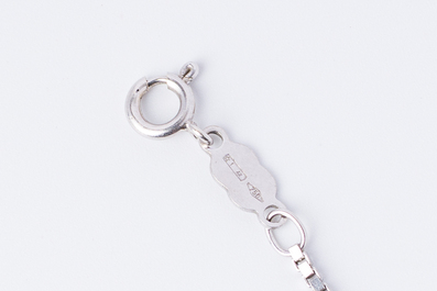 Octave Landuyt (1922-2024): Collier en or blanc 18 carats avec un pendentif orn&eacute; d'agate, d'&eacute;meraudes et de diamants