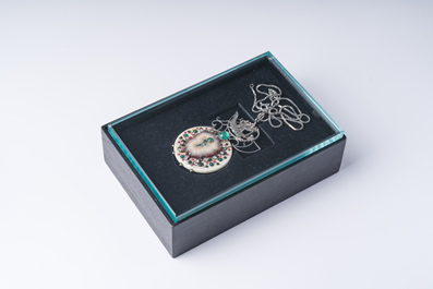 Octave Landuyt (1922-2024): Collier en or blanc 18 carats avec un pendentif orn&eacute; d'agate, d'&eacute;meraudes et de diamants