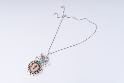 Octave Landuyt (1922-2024): Collier en or blanc 18 carats avec un pendentif orn&eacute; d'agate, d'&eacute;meraudes et de diamants