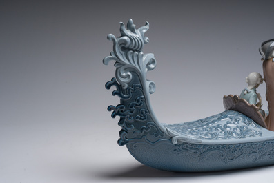 Groupe 'Gondola Barroca' en porcelaine &agrave; d&eacute;cor polychrome, &eacute;d. 335/750, Espagne, Lladr&oacute;, 20&egrave;me si&egrave;cle