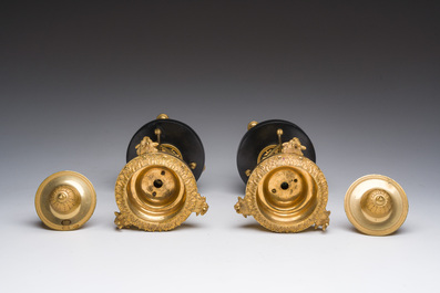 Paire de bougeoirs cassolettes Louis XVI en forme d'ath&eacute;nienne en bronze dor&eacute; &agrave; d&eacute;cor de feuilles d'acanthe et de t&ecirc;tes de b&eacute;lier, fin du 18&egrave;me si&egrave;cle