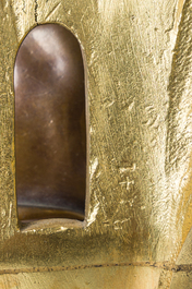 Impressionnante garniture de chemin&eacute;e en trois pi&egrave;ces en bronze dor&eacute; et patin&eacute; &agrave; d&eacute;cor de bacchante et bacchantes, France, 19&egrave;me si&egrave;cle