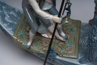 Groupe 'Gondola Barroca' en porcelaine &agrave; d&eacute;cor polychrome, &eacute;d. 335/750, Espagne, Lladr&oacute;, 20&egrave;me si&egrave;cle