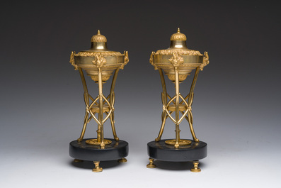 Paire de bougeoirs cassolettes Louis XVI en forme d'ath&eacute;nienne en bronze dor&eacute; &agrave; d&eacute;cor de feuilles d'acanthe et de t&ecirc;tes de b&eacute;lier, fin du 18&egrave;me si&egrave;cle