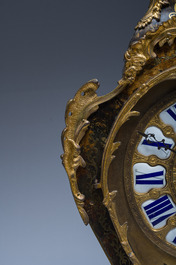 Importante pendule de style Louis XV sur console, France, 19&egrave;me si&egrave;cle