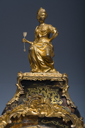 Importante pendule de style Louis XV sur console, France, 19&egrave;me si&egrave;cle