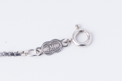 Octave Landuyt (1922-2024): Collier en or blanc 18 carats avec un pendentif orn&eacute; d'agate, d'&eacute;meraudes et de diamants