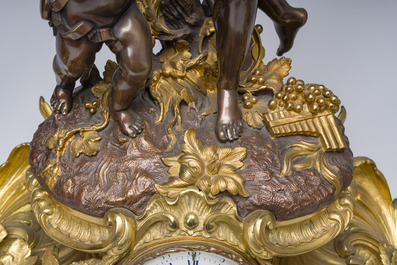 Impressionnante garniture de chemin&eacute;e en trois pi&egrave;ces en bronze dor&eacute; et patin&eacute; &agrave; d&eacute;cor de bacchante et bacchantes, France, 19&egrave;me si&egrave;cle