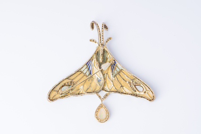 Ravissante broche en forme de papillon femelle en or 18 carats et finie avec des diamants, opale, argent et grenat, 20&egrave;me si&egrave;cle