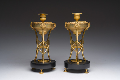 Paire de bougeoirs cassolettes Louis XVI en forme d'ath&eacute;nienne en bronze dor&eacute; &agrave; d&eacute;cor de feuilles d'acanthe et de t&ecirc;tes de b&eacute;lier, fin du 18&egrave;me si&egrave;cle