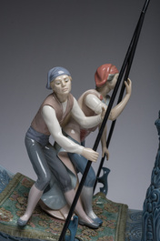 Groupe 'Gondola Barroca' en porcelaine &agrave; d&eacute;cor polychrome, &eacute;d. 335/750, Espagne, Lladr&oacute;, 20&egrave;me si&egrave;cle