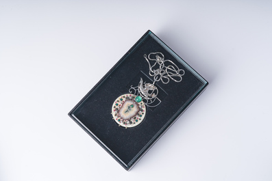 Octave Landuyt (1922-2024): Collier en or blanc 18 carats avec un pendentif orn&eacute; d'agate, d'&eacute;meraudes et de diamants