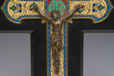 Croix en &eacute;maux cloisonn&eacute;s de Limoges avec un Corpus Christi en bronze &agrave; patine brune, F. Barbedienne, France, 19&egrave;me si&egrave;cle
