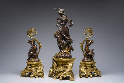 Impressionnante garniture de chemin&eacute;e en trois pi&egrave;ces en bronze dor&eacute; et patin&eacute; &agrave; d&eacute;cor de bacchante et bacchantes, France, 19&egrave;me si&egrave;cle
