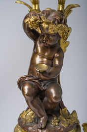 Impressionnante garniture de chemin&eacute;e en trois pi&egrave;ces en bronze dor&eacute; et patin&eacute; &agrave; d&eacute;cor de bacchante et bacchantes, France, 19&egrave;me si&egrave;cle