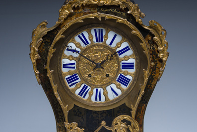 Importante pendule de style Louis XV sur console, France, 19&egrave;me si&egrave;cle