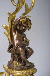 Impressionnante garniture de chemin&eacute;e en trois pi&egrave;ces en bronze dor&eacute; et patin&eacute; &agrave; d&eacute;cor de bacchante et bacchantes, France, 19&egrave;me si&egrave;cle
