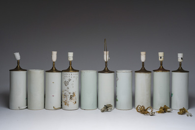 Dix-sept porte-chapeaux en porcelaine de Chine famille rose et qianjiang cai, dont quatorze mont&eacute;s en lampe, 19&egrave;me/20&egrave;me si&egrave;cle