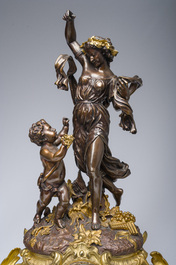 Impressionnante garniture de chemin&eacute;e en trois pi&egrave;ces en bronze dor&eacute; et patin&eacute; &agrave; d&eacute;cor de bacchante et bacchantes, France, 19&egrave;me si&egrave;cle
