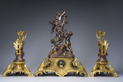 Impressionnante garniture de chemin&eacute;e en trois pi&egrave;ces en bronze dor&eacute; et patin&eacute; &agrave; d&eacute;cor de bacchante et bacchantes, France, 19&egrave;me si&egrave;cle