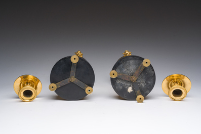 Paire de bougeoirs cassolettes Louis XVI en forme d'ath&eacute;nienne en bronze dor&eacute; &agrave; d&eacute;cor de feuilles d'acanthe et de t&ecirc;tes de b&eacute;lier, fin du 18&egrave;me si&egrave;cle