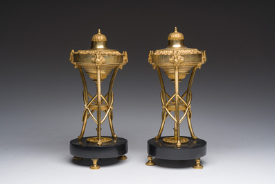 Paire de bougeoirs cassolettes Louis XVI en forme d'ath&eacute;nienne en bronze dor&eacute; &agrave; d&eacute;cor de feuilles d'acanthe et de t&ecirc;tes de b&eacute;lier, fin du 18&egrave;me si&egrave;cle