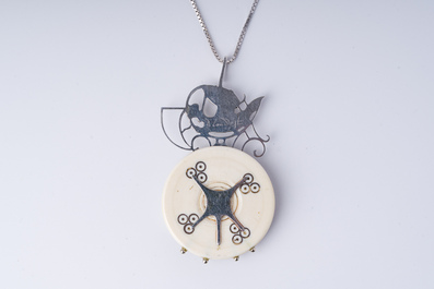 Octave Landuyt (1922-2024): Collier en or blanc 18 carats avec un pendentif orn&eacute; d'agate, d'&eacute;meraudes et de diamants