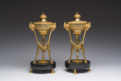 Paire de bougeoirs cassolettes Louis XVI en forme d'ath&eacute;nienne en bronze dor&eacute; &agrave; d&eacute;cor de feuilles d'acanthe et de t&ecirc;tes de b&eacute;lier, fin du 18&egrave;me si&egrave;cle