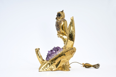 Henri Fernandez (1946): Lampe de table en forme de chouette sur branche pour l'atelier Jacques Duval-Brasseur, am&eacute;thyste et cuivre dor&eacute;