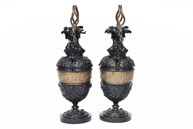Paire de cruches historicistes en fonte partiellement patin&eacute; noir avec une riche d&eacute;coration en relief, France, vers 1900