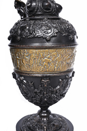 Paire de cruches historicistes en fonte partiellement patin&eacute; noir avec une riche d&eacute;coration en relief, France, vers 1900