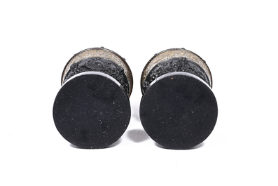 Paire de cruches historicistes en fonte partiellement patin&eacute; noir avec une riche d&eacute;coration en relief, France, vers 1900