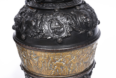 Paire de cruches historicistes en fonte partiellement patin&eacute; noir avec une riche d&eacute;coration en relief, France, vers 1900